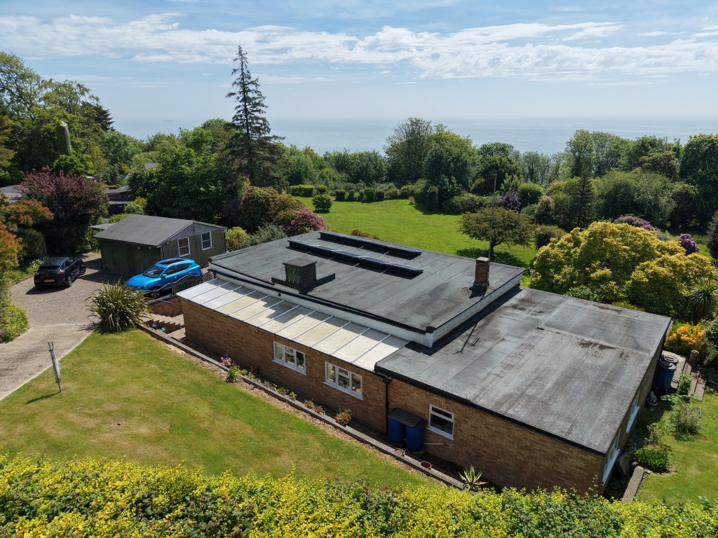 Lot: 142 - DETACHED BUNGALOW WITH STRUCTURAL DAMAGE AND ALMOST 2.5 ACRES WITH SEA VIEWS - The Bungalow, Garage & Workshop
